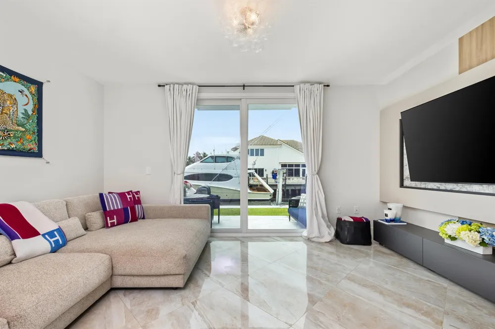 966 Jeffery Street Boca Raton, FL 33487