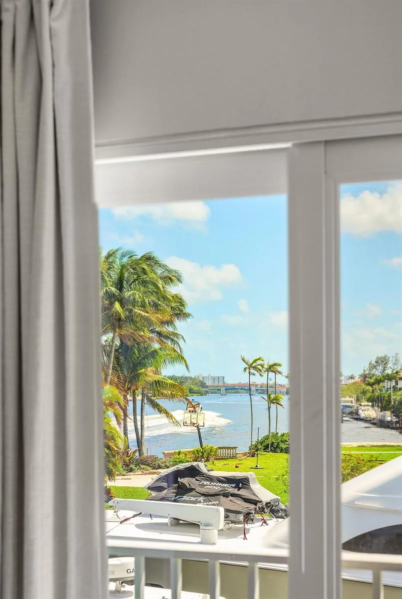 966 Jeffery Street Boca Raton, FL 33487