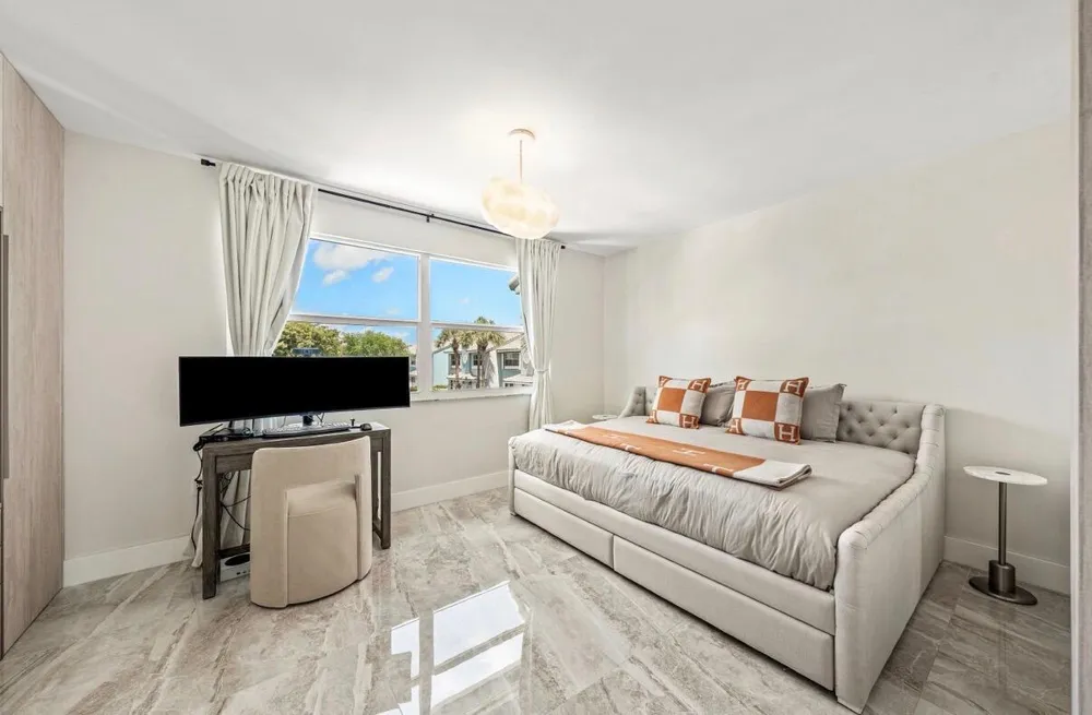 966 Jeffery Street Boca Raton, FL 33487