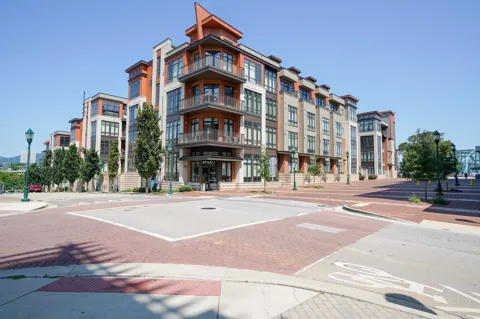 129 Walnut St #438
