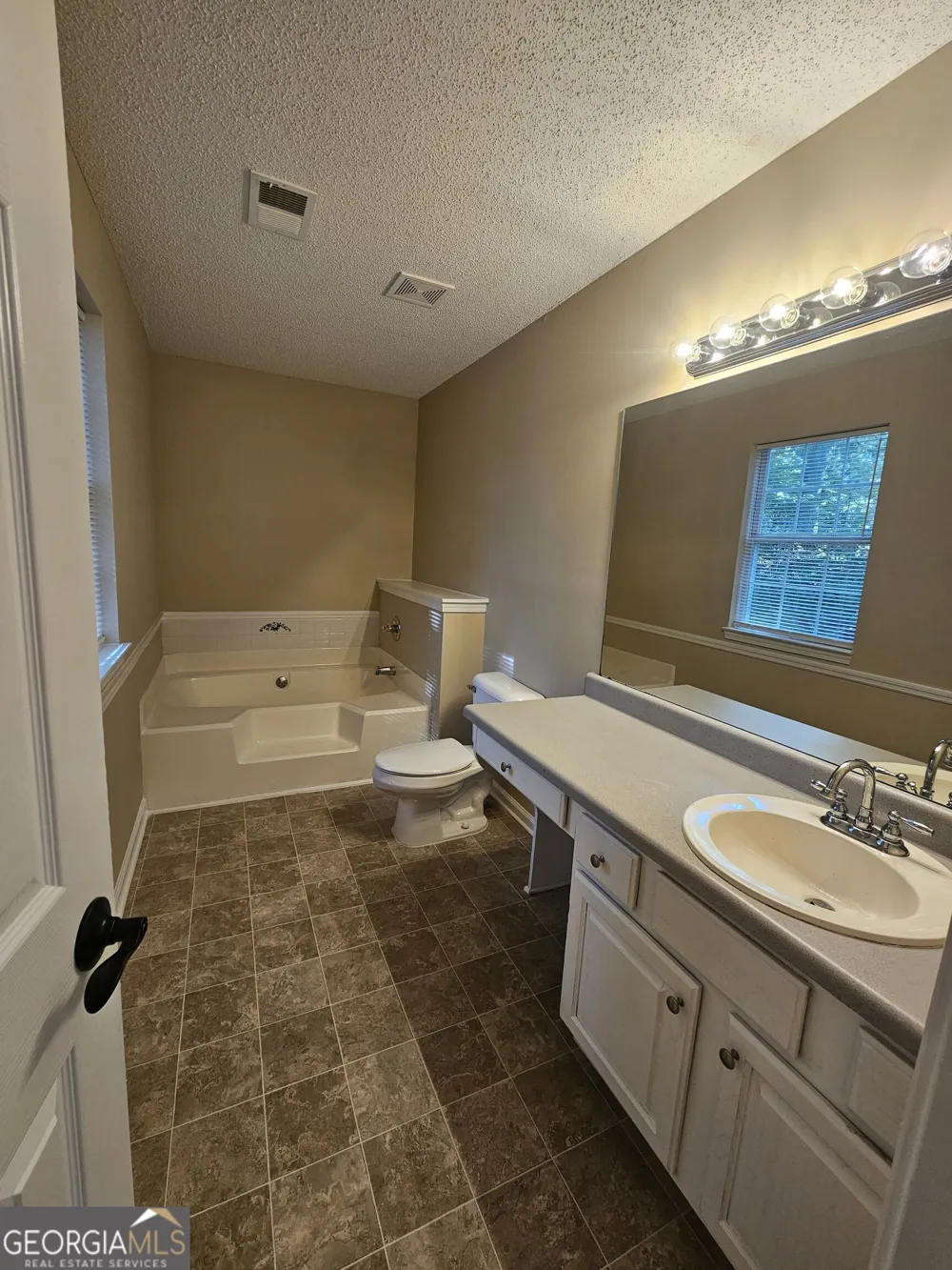 25 Hearthstone DR Stockbridge, GA 30281