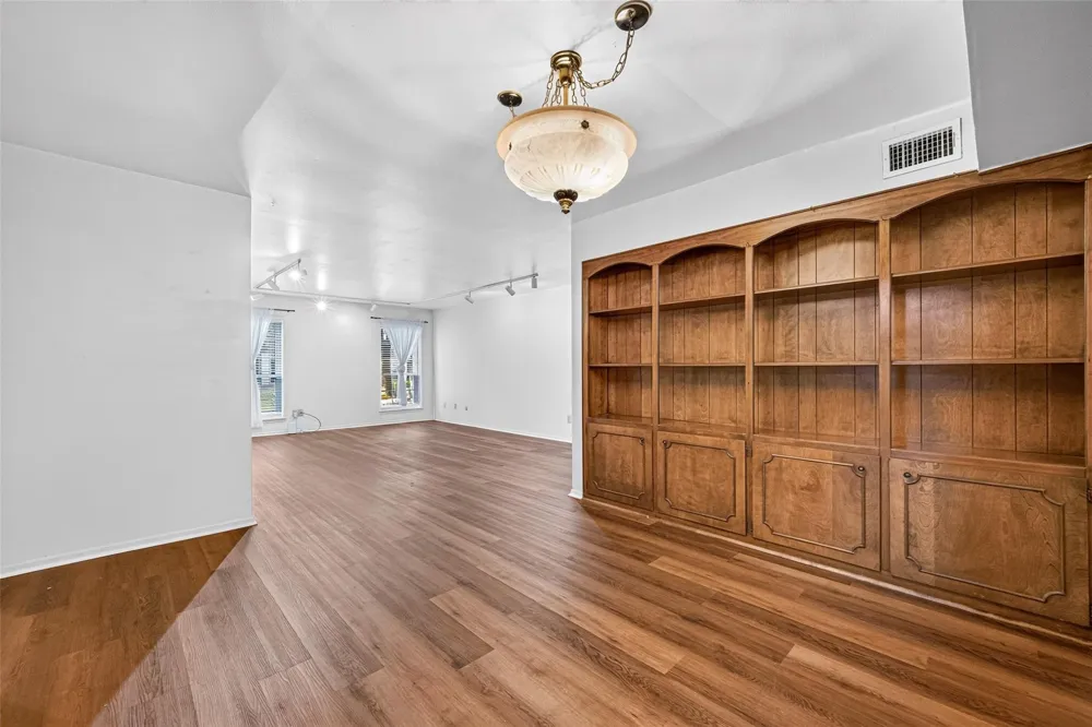 359 Post Oak Lane #122 Houston, TX 77024