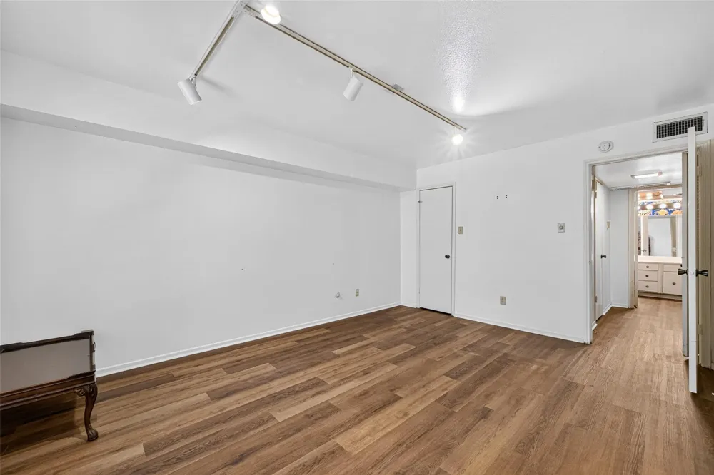 359 Post Oak Lane #122 Houston, TX 77024