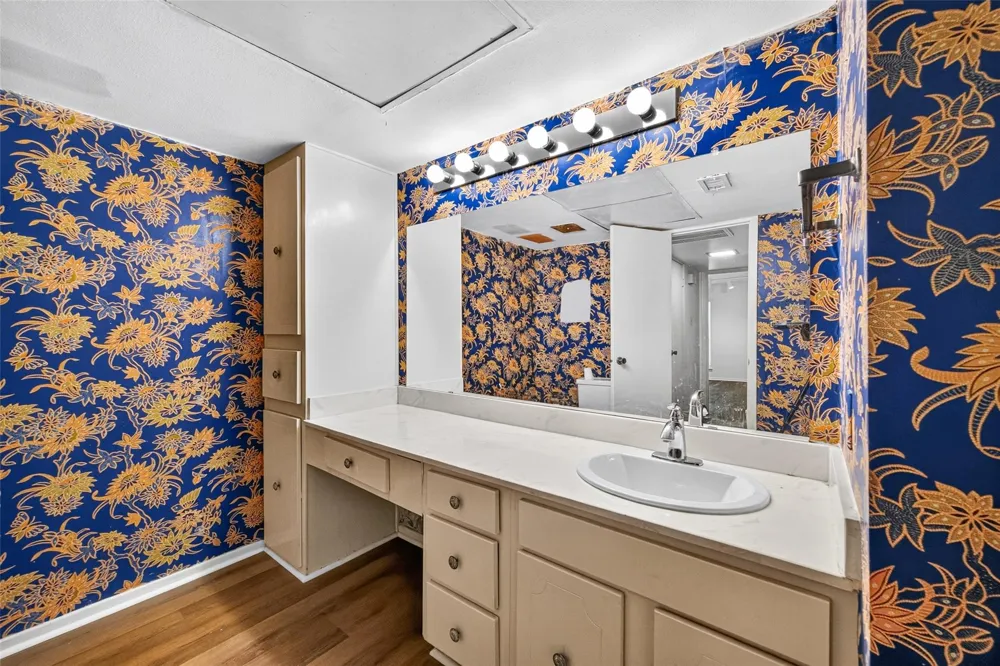 359 Post Oak Lane #122 Houston, TX 77024