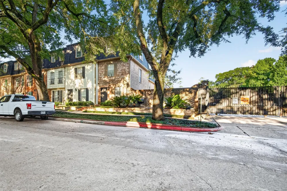 359 Post Oak Lane #122 Houston, TX 77024