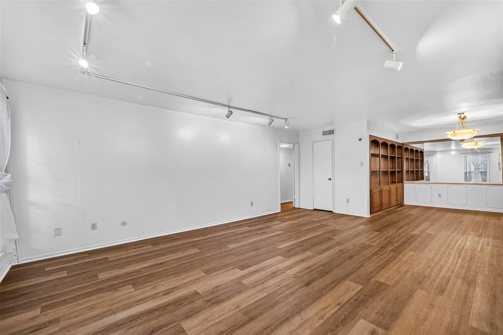 359 Post Oak Lane #122 Houston, TX 77024