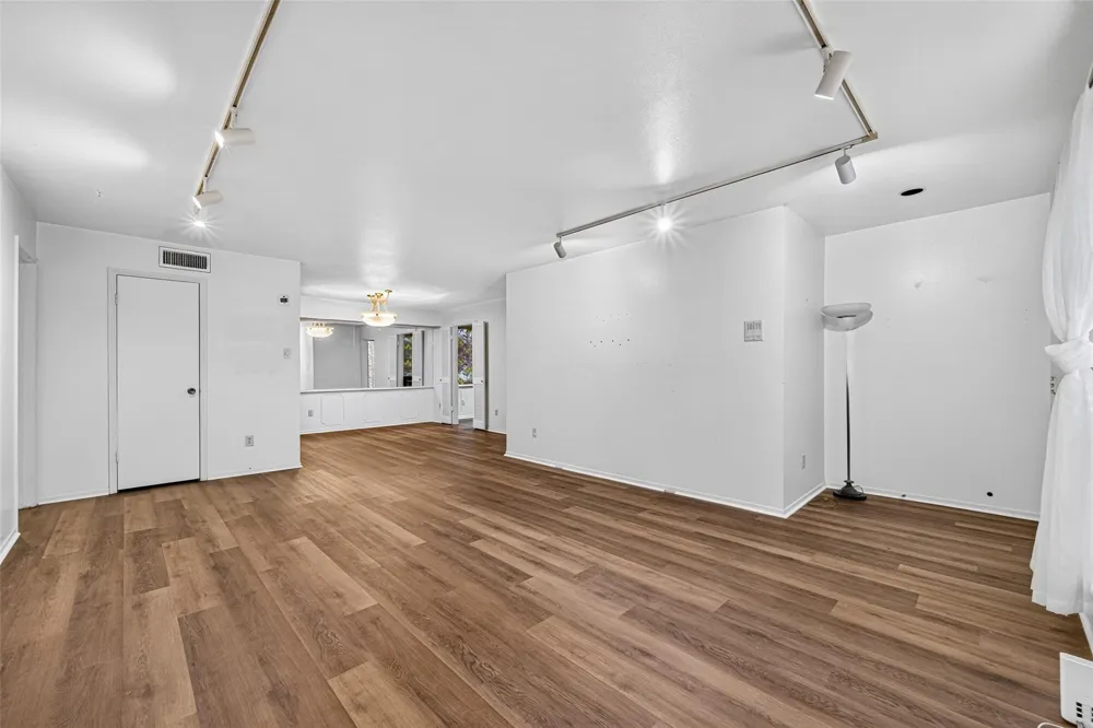 359 Post Oak Lane #122 Houston, TX 77024
