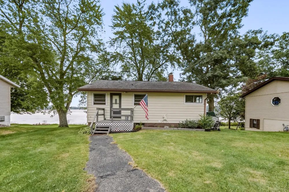 812 Magnor Lake Lane Clayton, WI 54004