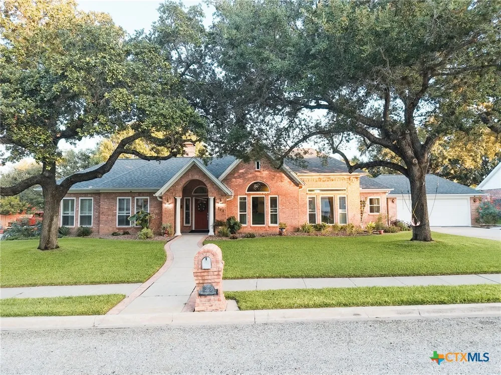 303 Woodlands Lane Victoria, TX 77904