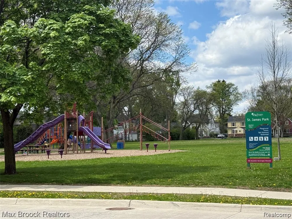 631 Humphrey Avenue Birmingham City, MI 48009