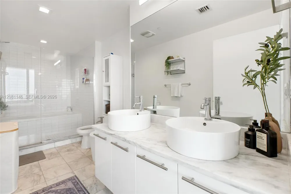 888 Biscayne Blvd #2510 Miami, FL 33132