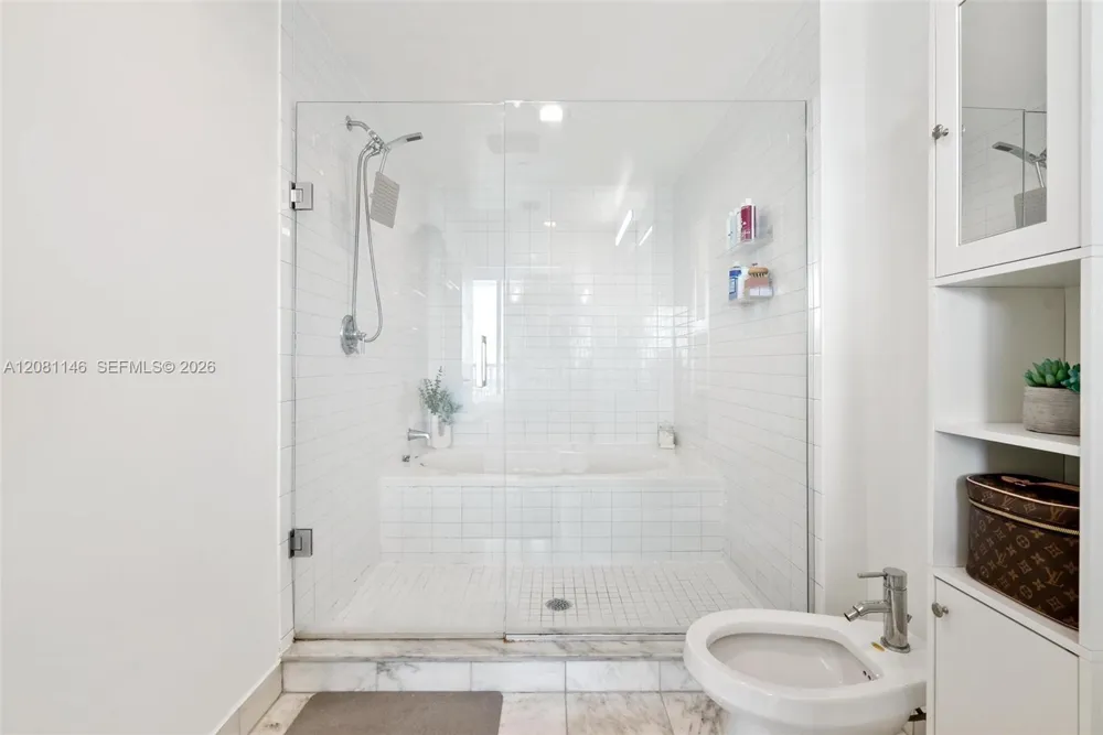 888 Biscayne Blvd #2510 Miami, FL 33132