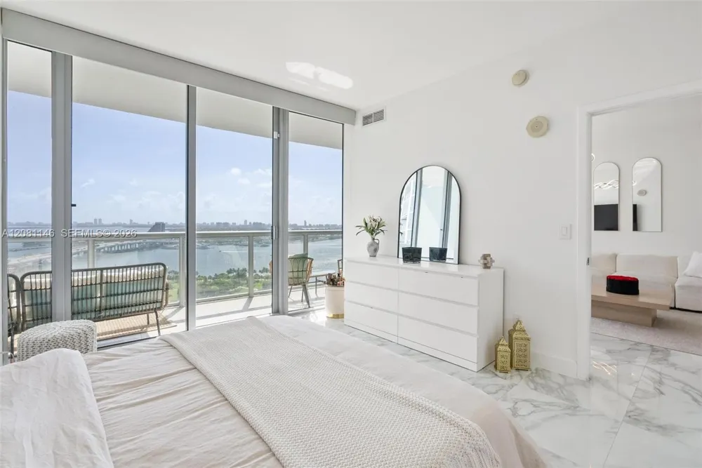 888 Biscayne Blvd #2510 Miami, FL 33132