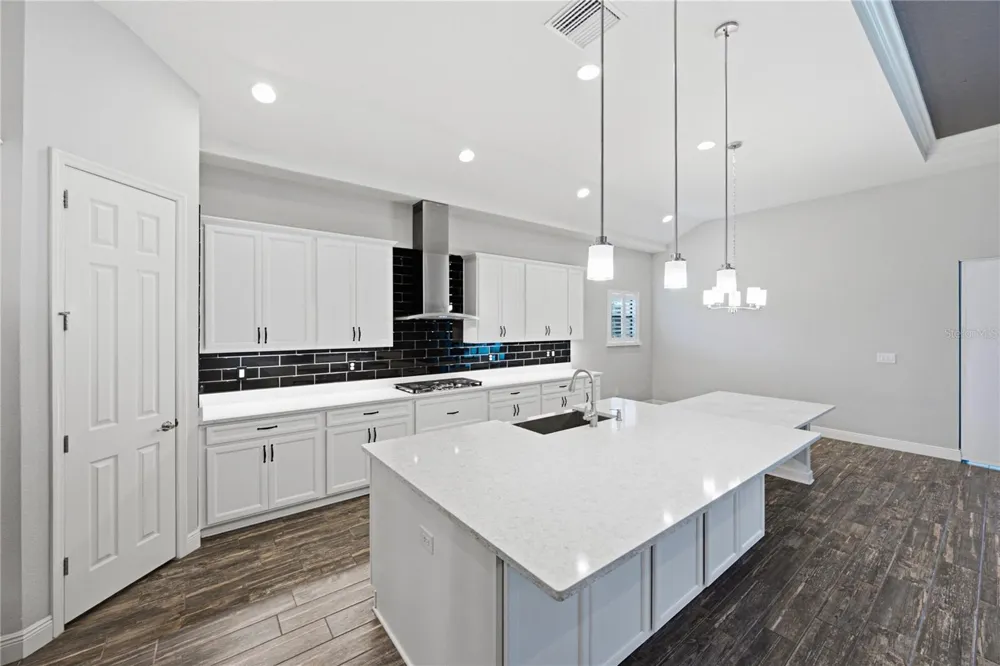 6904 EBB TIDE AVENUE Apollo Beach, FL 33572