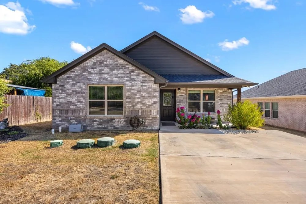 2605 Dove Trail Granbury, TX 76048