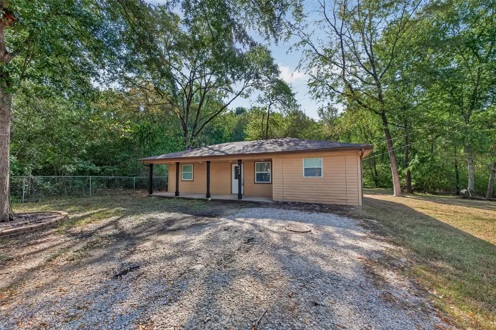 9898 Arbor Oak Willis, TX 77318