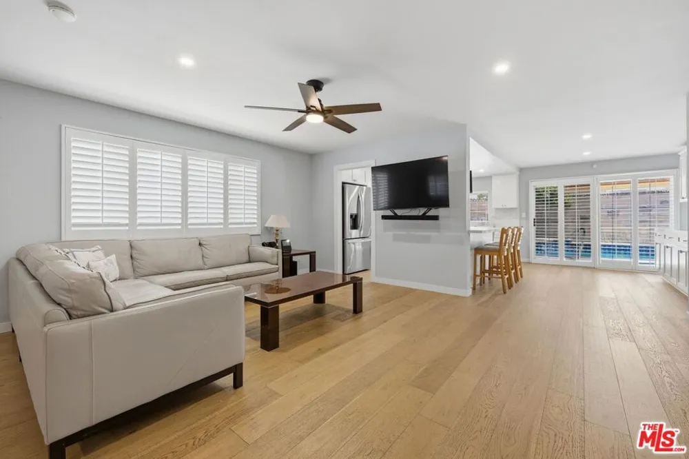 6206 Hesperia Avenue Los Angeles, CA 91316