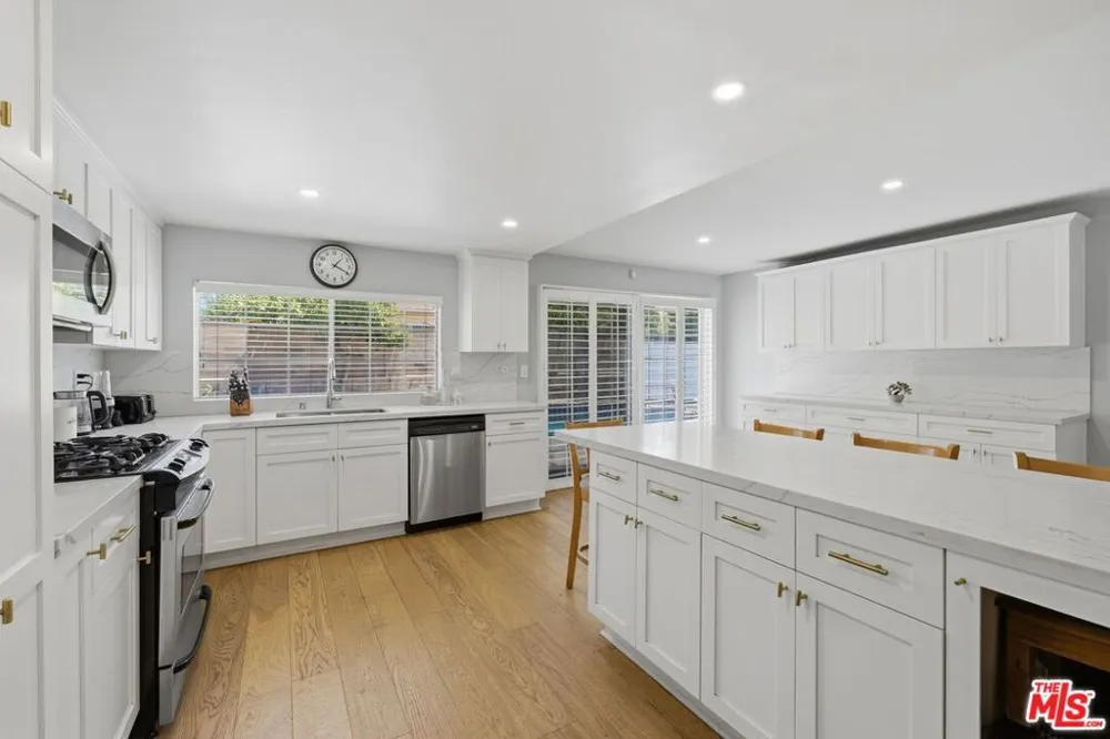 6206 Hesperia Avenue Los Angeles, CA 91316
