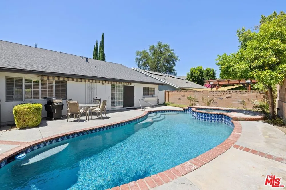 6206 Hesperia Avenue Los Angeles, CA 91316