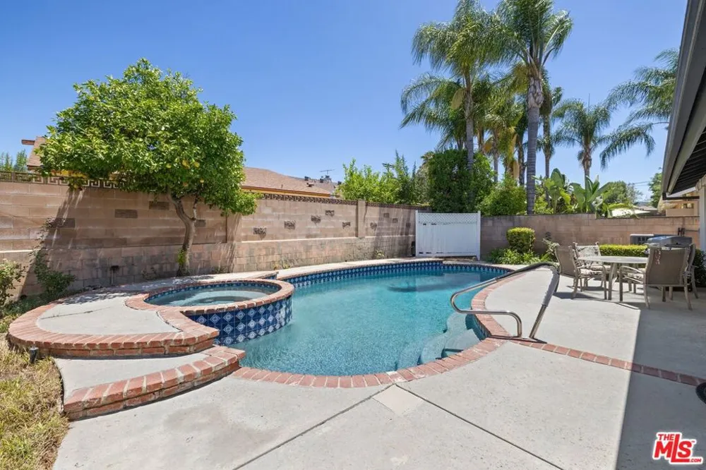 6206 Hesperia Avenue Los Angeles, CA 91316