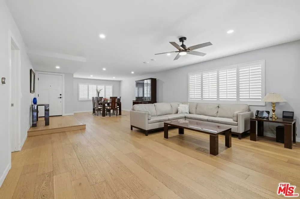 6206 Hesperia Avenue Los Angeles, CA 91316