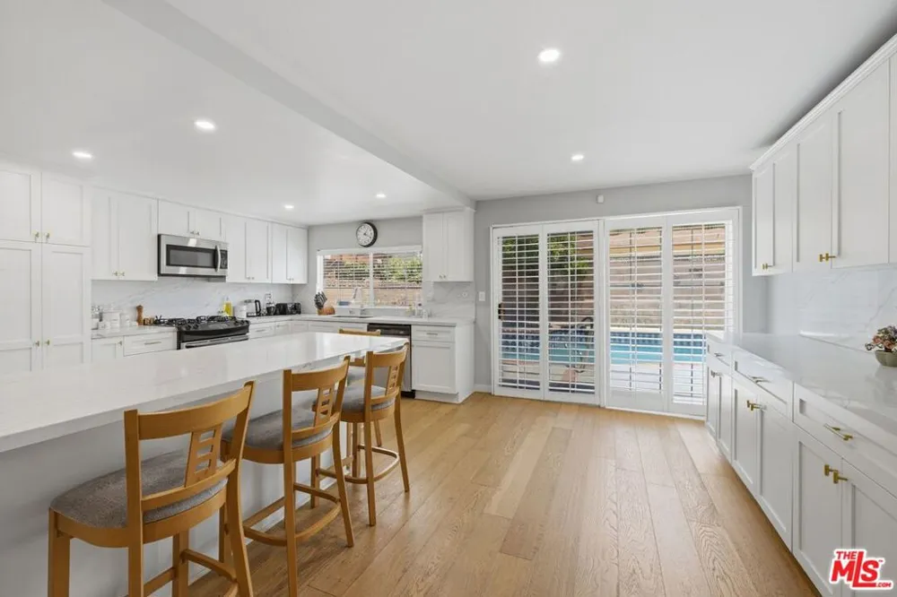 6206 Hesperia Avenue Los Angeles, CA 91316