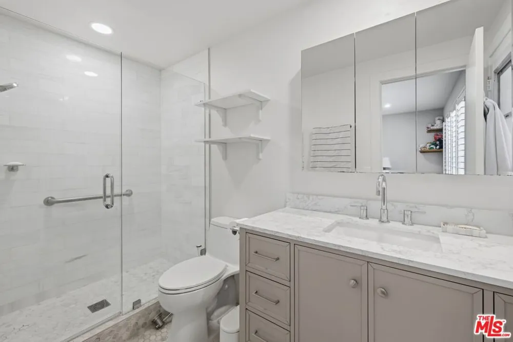 6206 Hesperia Avenue Los Angeles, CA 91316