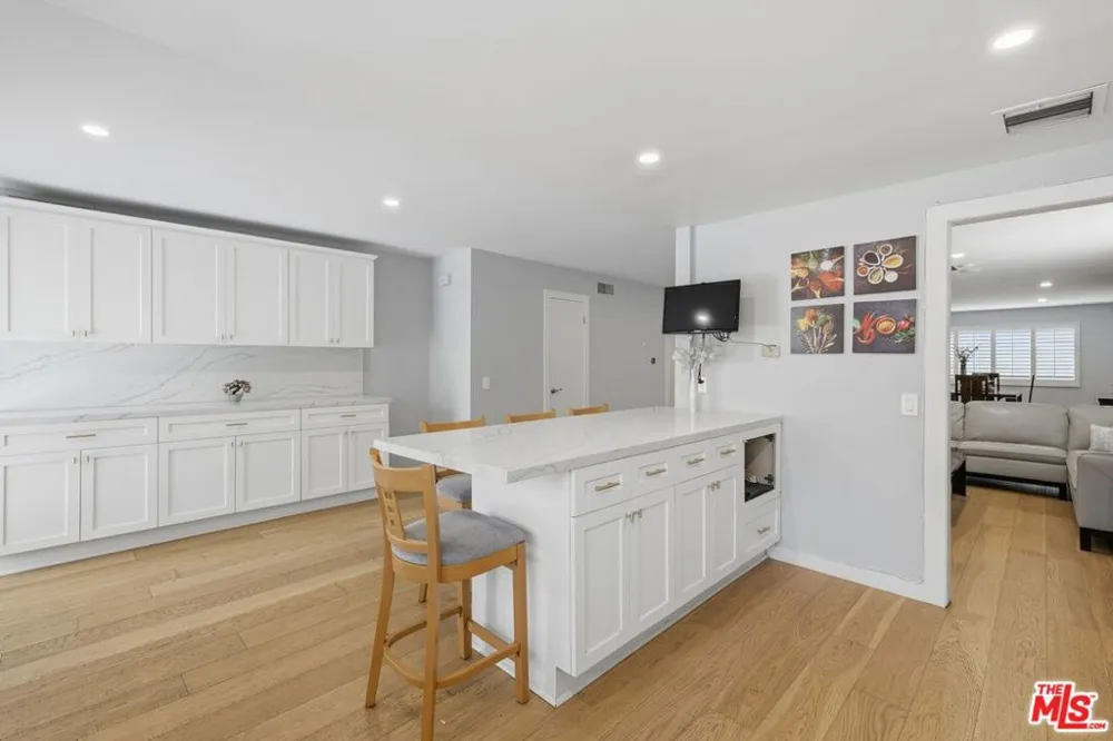 6206 Hesperia Avenue Los Angeles, CA 91316