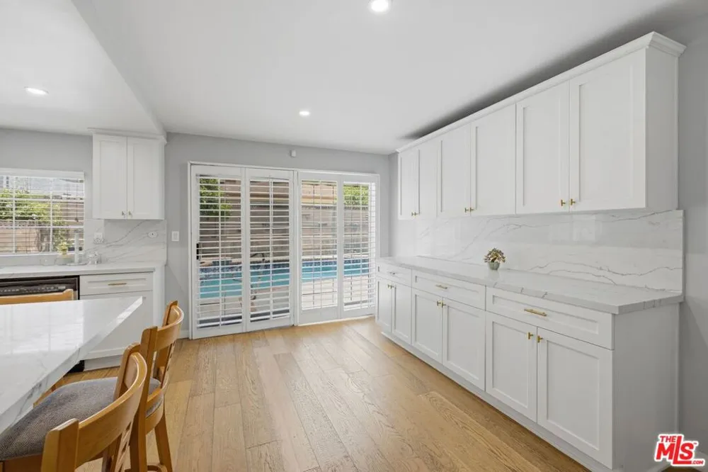 6206 Hesperia Avenue Los Angeles, CA 91316