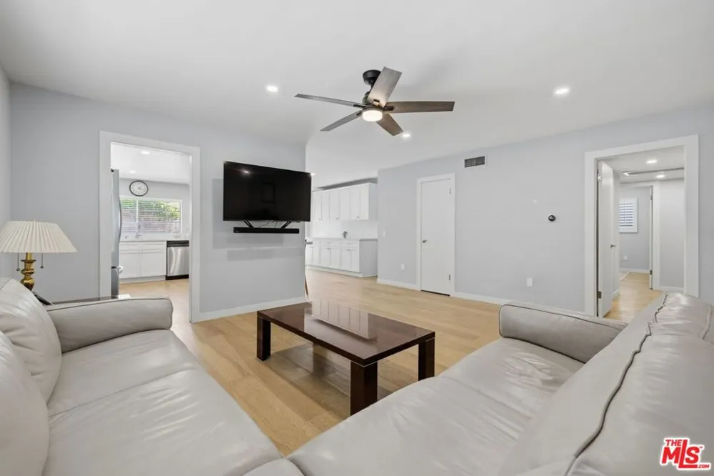 6206 Hesperia Avenue Los Angeles, CA 91316