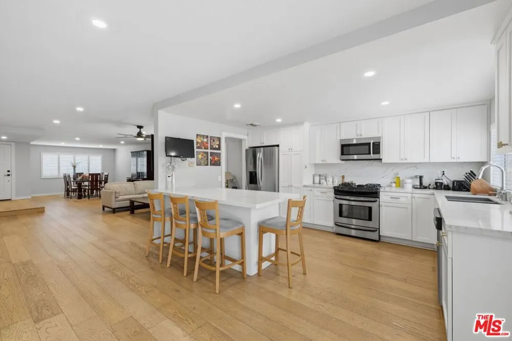 6206 Hesperia Avenue Los Angeles, CA 91316