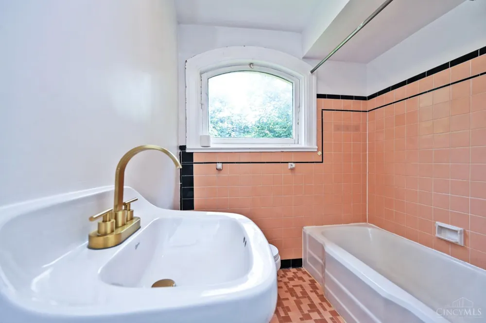 236 Loraine Avenue #2 Cincinnati, OH 45220