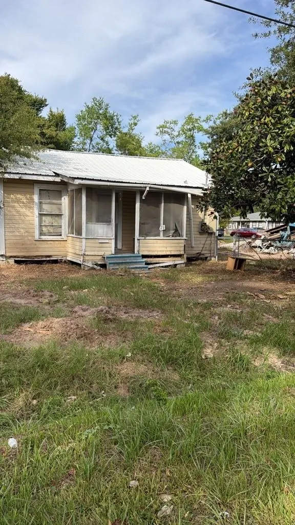 611 E Dallas Street Cleveland, TX 77327