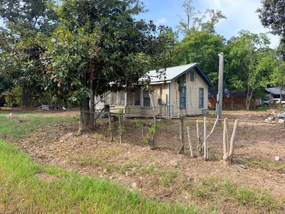 611 E Dallas Street Cleveland, TX 77327