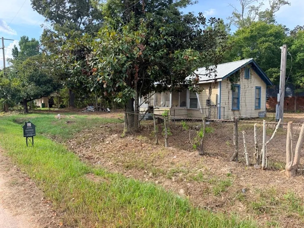 611 E Dallas Street Cleveland, TX 77327