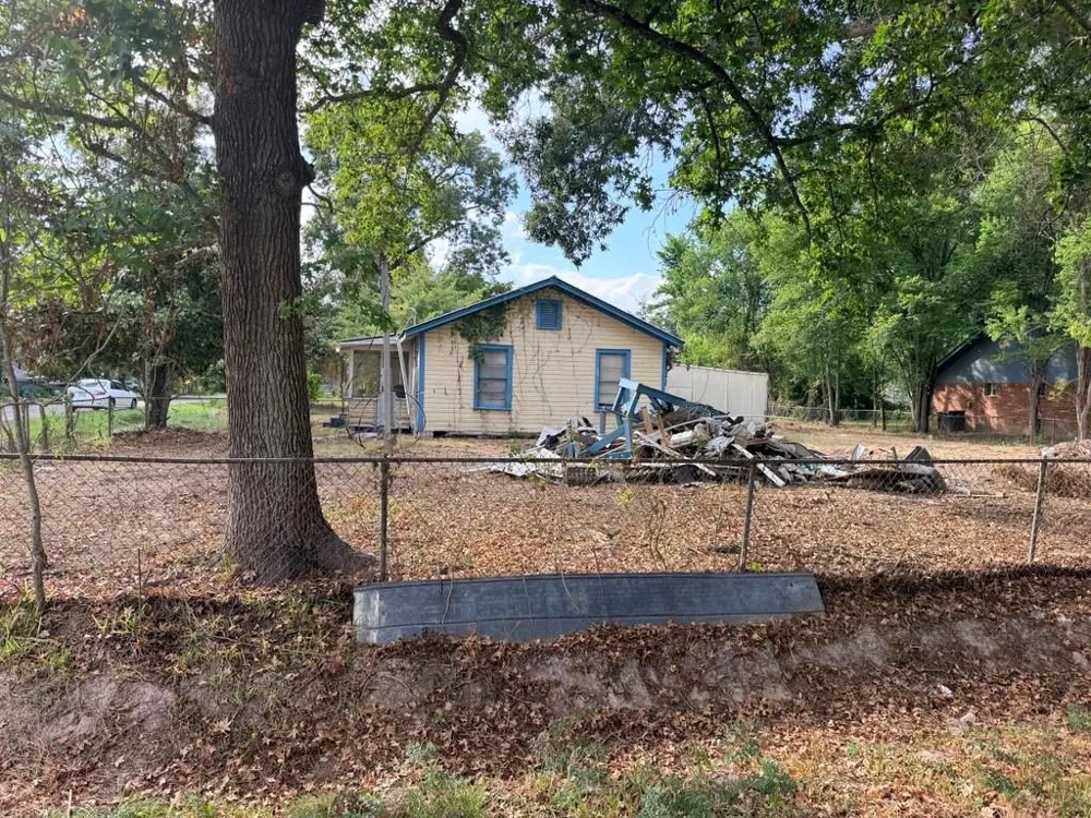 611 E Dallas Street Cleveland, TX 77327