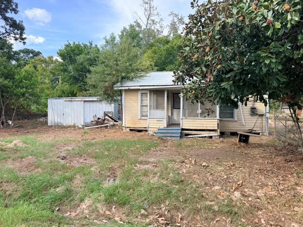 611 E Dallas Street Cleveland, TX 77327