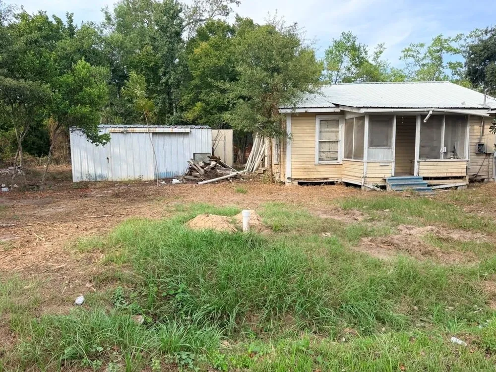 611 E Dallas Street Cleveland, TX 77327
