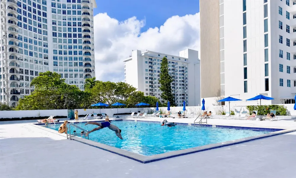 5601 COLLINS AV #PH-2 Miami Beach, FL 33140