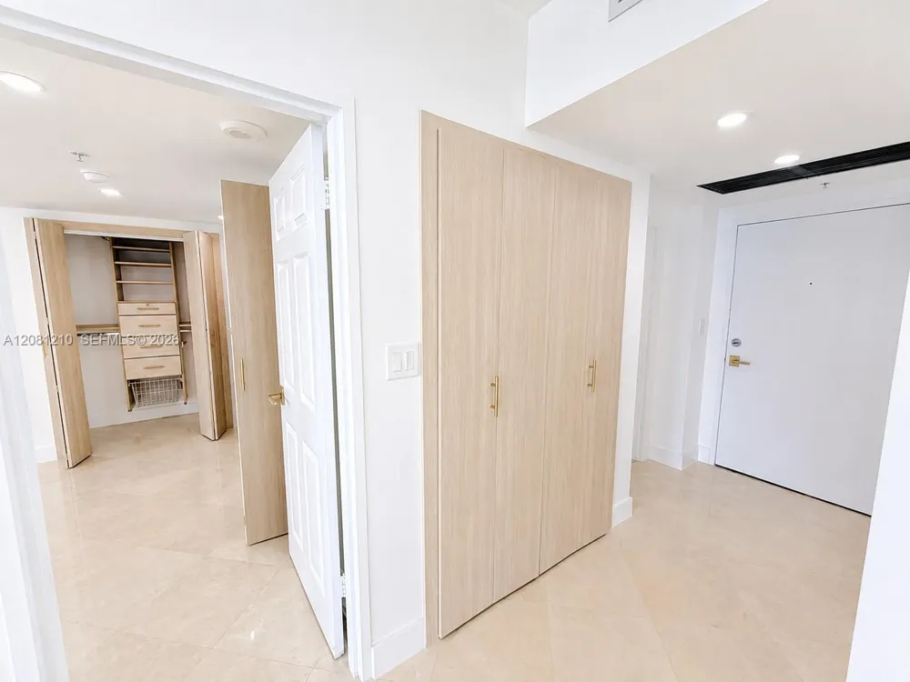 5601 COLLINS AV #PH-2 Miami Beach, FL 33140