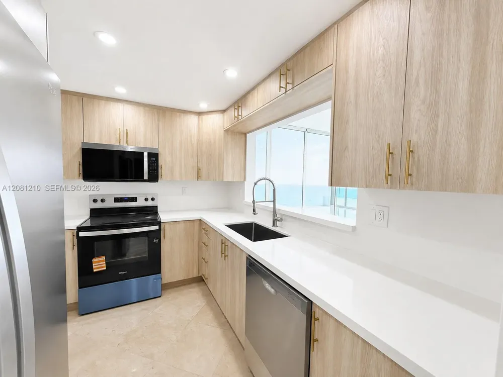 5601 COLLINS AV #PH-2 Miami Beach, FL 33140