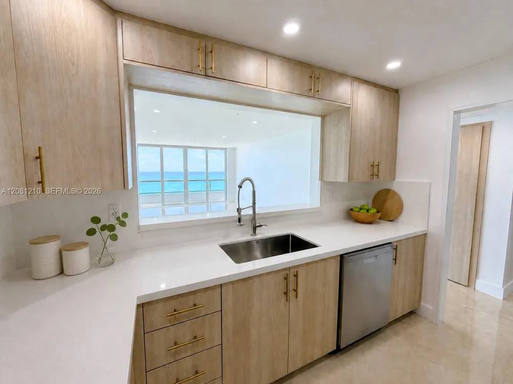 5601 COLLINS AV #PH-2 Miami Beach, FL 33140