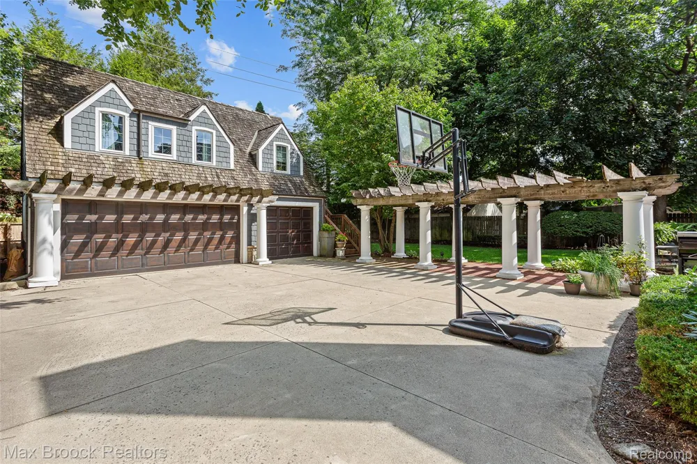 416 Puritan Avenue Birmingham City, MI 48009