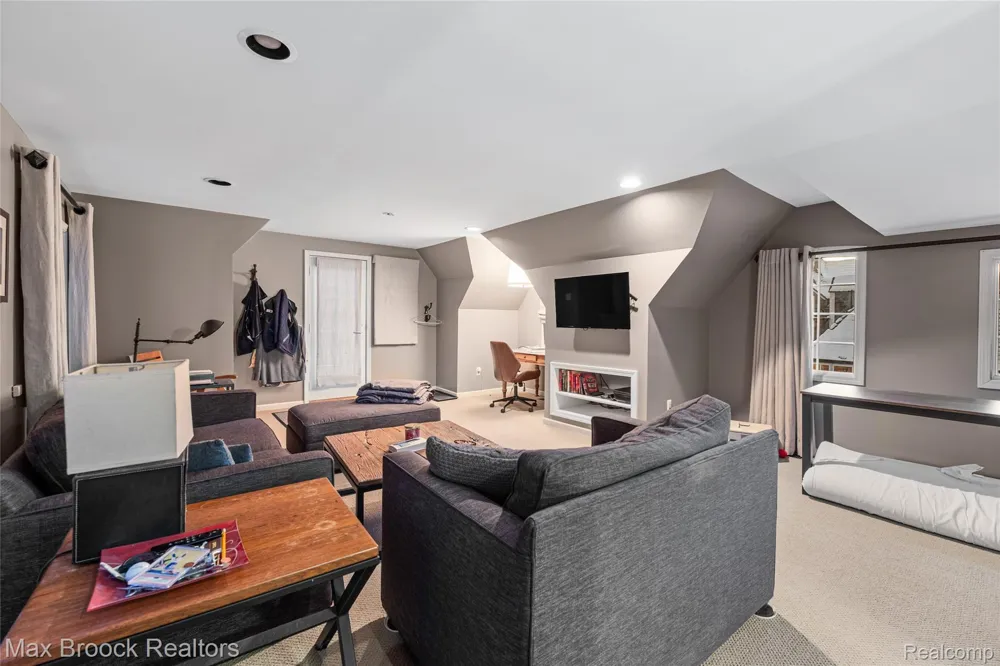 416 Puritan Avenue Birmingham City, MI 48009