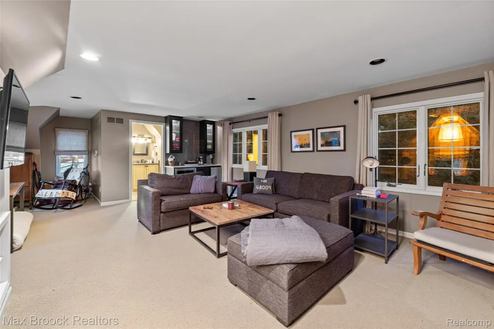 416 Puritan Avenue Birmingham City, MI 48009