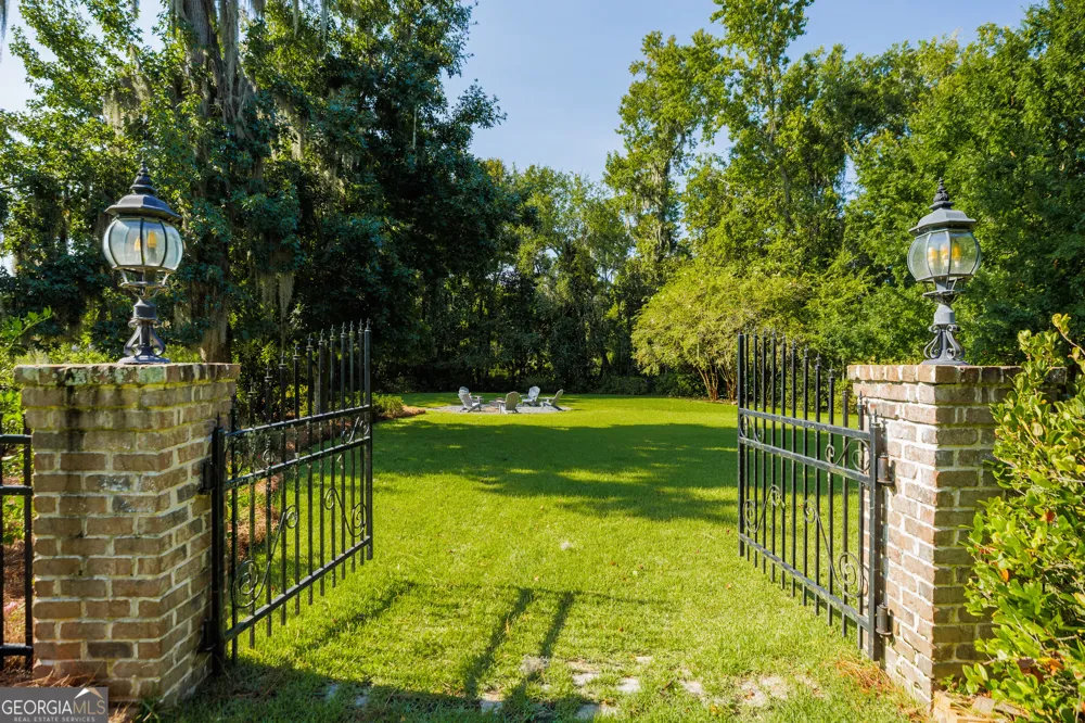 4237 Whisperwood CIR Valdosta, GA 31602
