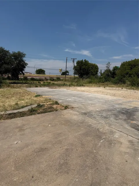 862 S Interstate 35