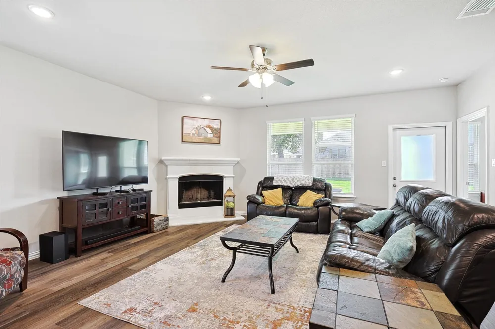 808 Feather Edge Drive Springtown, TX 76082