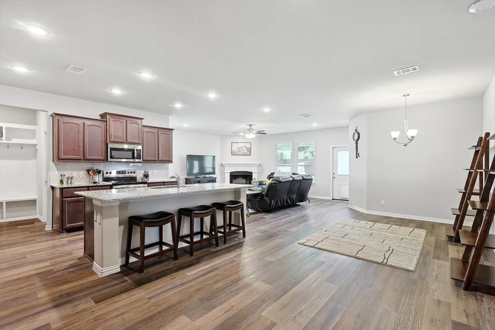 808 Feather Edge Drive Springtown, TX 76082