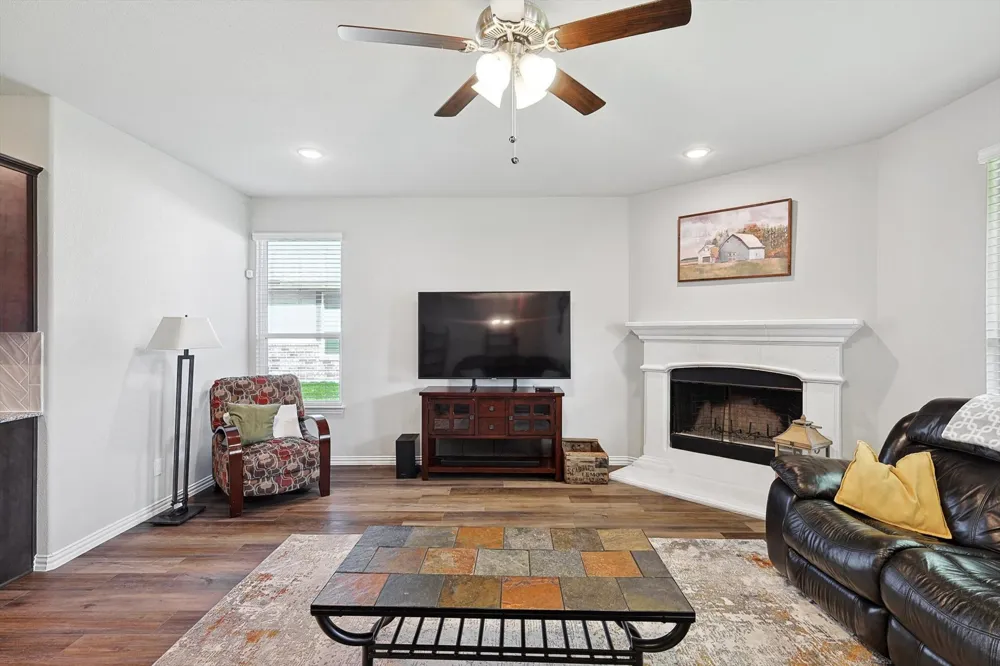 808 Feather Edge Drive Springtown, TX 76082